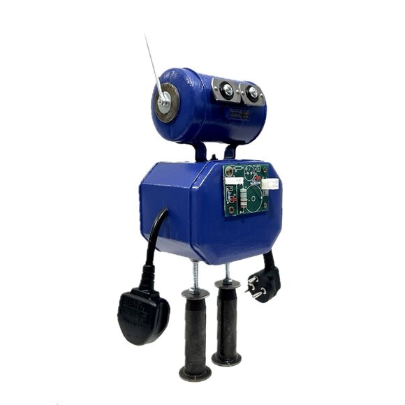 Meet CYAN, a found objects robot sculpture created by me (James Sigle) - Picture 2 of 6
